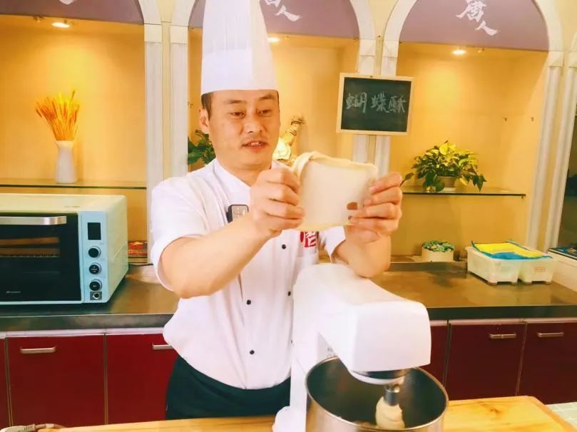 年轻人最爱的网红店爆款，酥到掉渣的“蝴蝶酥”